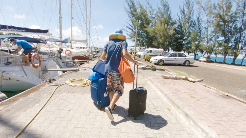 Pedro carrying bags in the Uturoa Marina, in Raiatea.